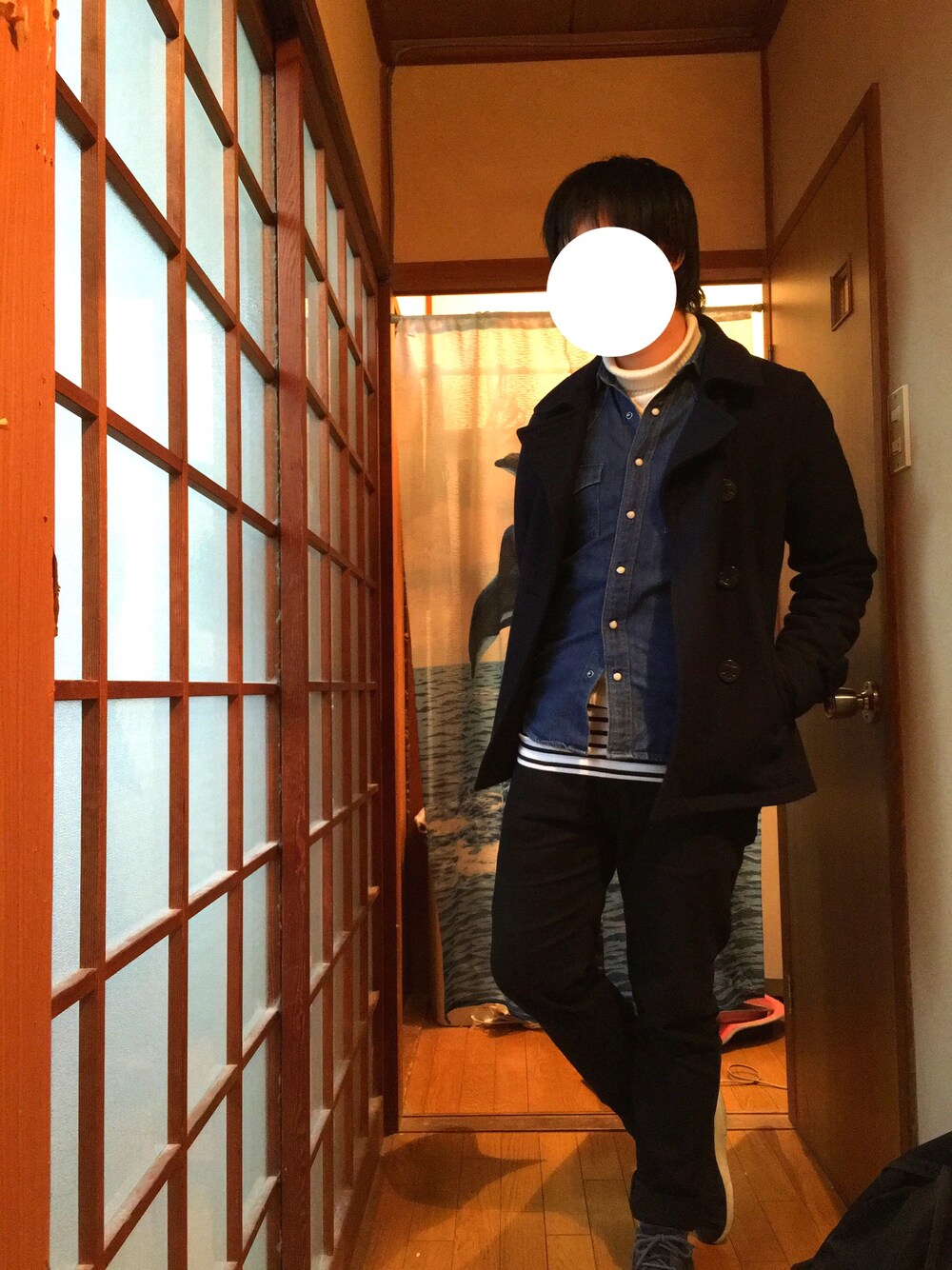 ブラック系のピーコート、ブルー系のシャツ/ブラウス、ホワイト系のTシャツ/カットソーを着用したメンズの冬コーディネートの1枚目の写真