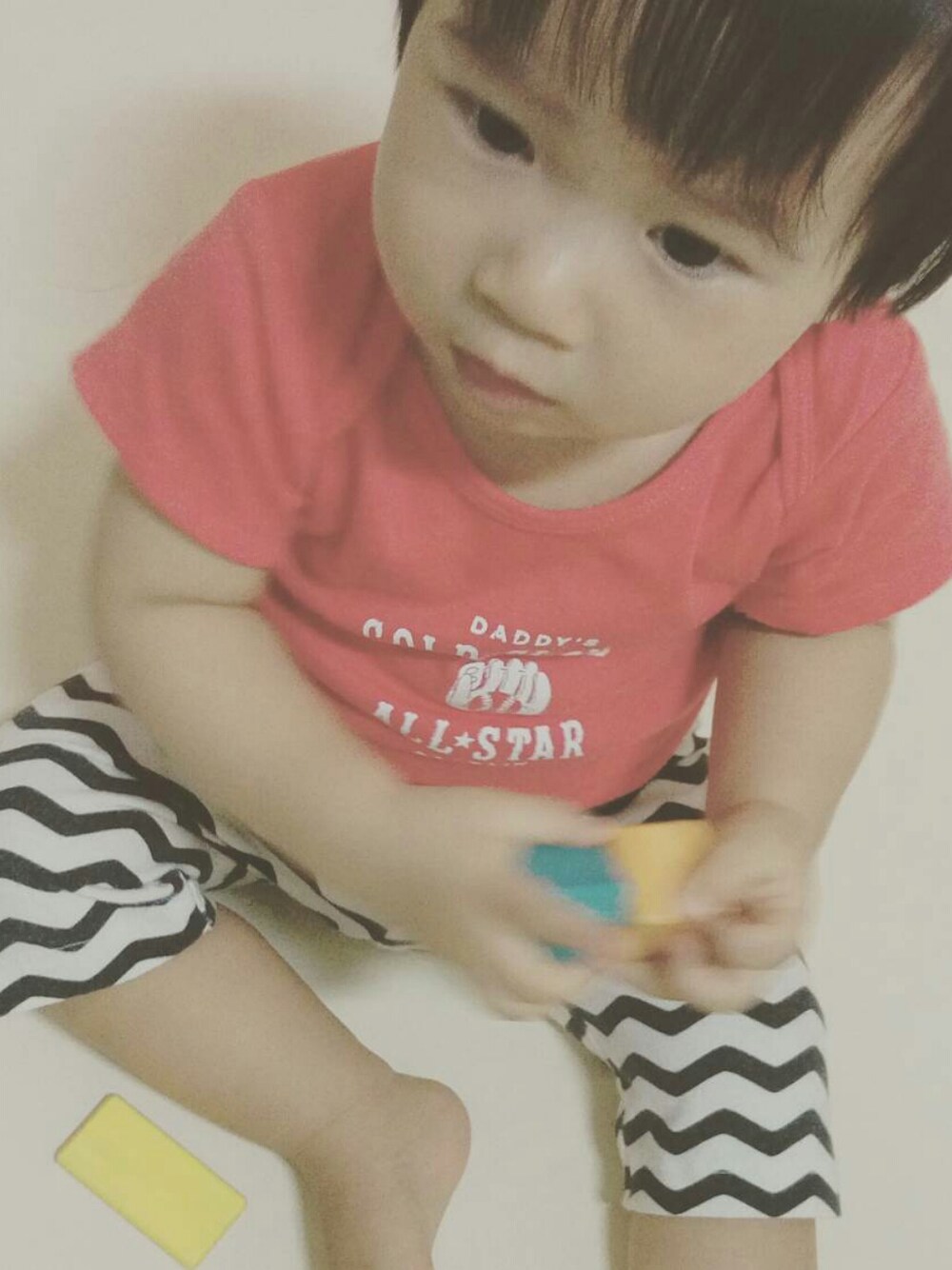 「1才2ヶ月、男の子コーデ、ベビー、キッズファッション、black and white」｜「Carter'sのアイテム（Tシャツ/カットソー、レッド系）」を使った、Mathilda Linさん（キッズ・80cm）の秋コーディネートの1枚目の写真