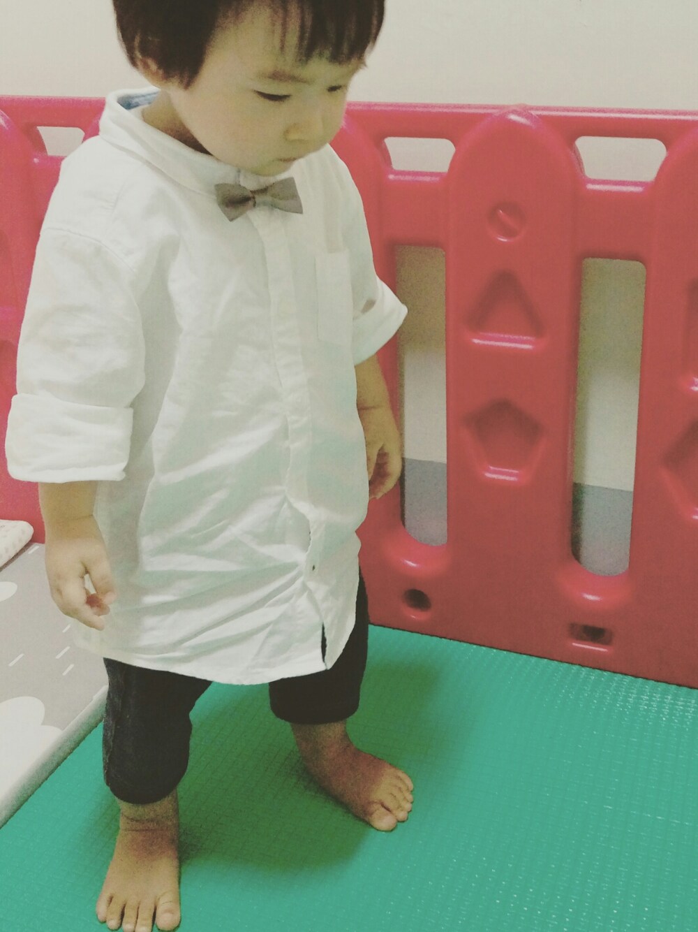 「秋のコーデ、キッズファッション、カジュアル、デニム、H&M、earth music&ecology、UNIQLO、white、denim、男の子」｜「H&Mのアイテム（シャツ/ブラウス、ホワイト系）」を使った、Mathilda Linさん（キッズ・80cm）の秋コーディネートの1枚目の写真