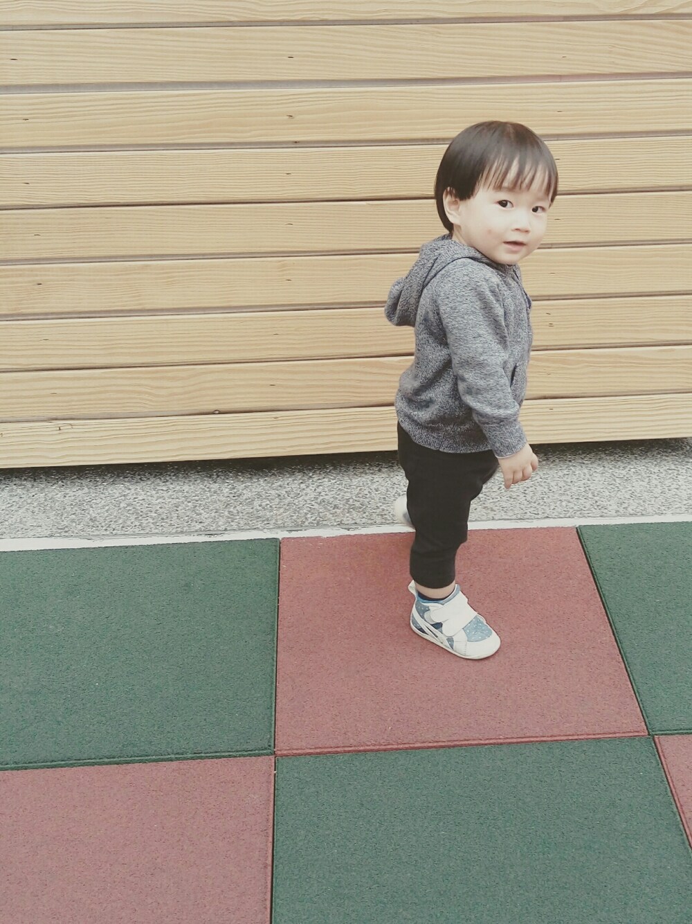 「キッズファッション、秋冬、キッスコーデ、おとこのこ、一歳、sporty chic、sporty」｜「Baby Gapのアイテム（スタジャン、グレー系）」を使った、Mathilda Linさん（キッズ・80cm）の秋コーディネートの1枚目の写真
