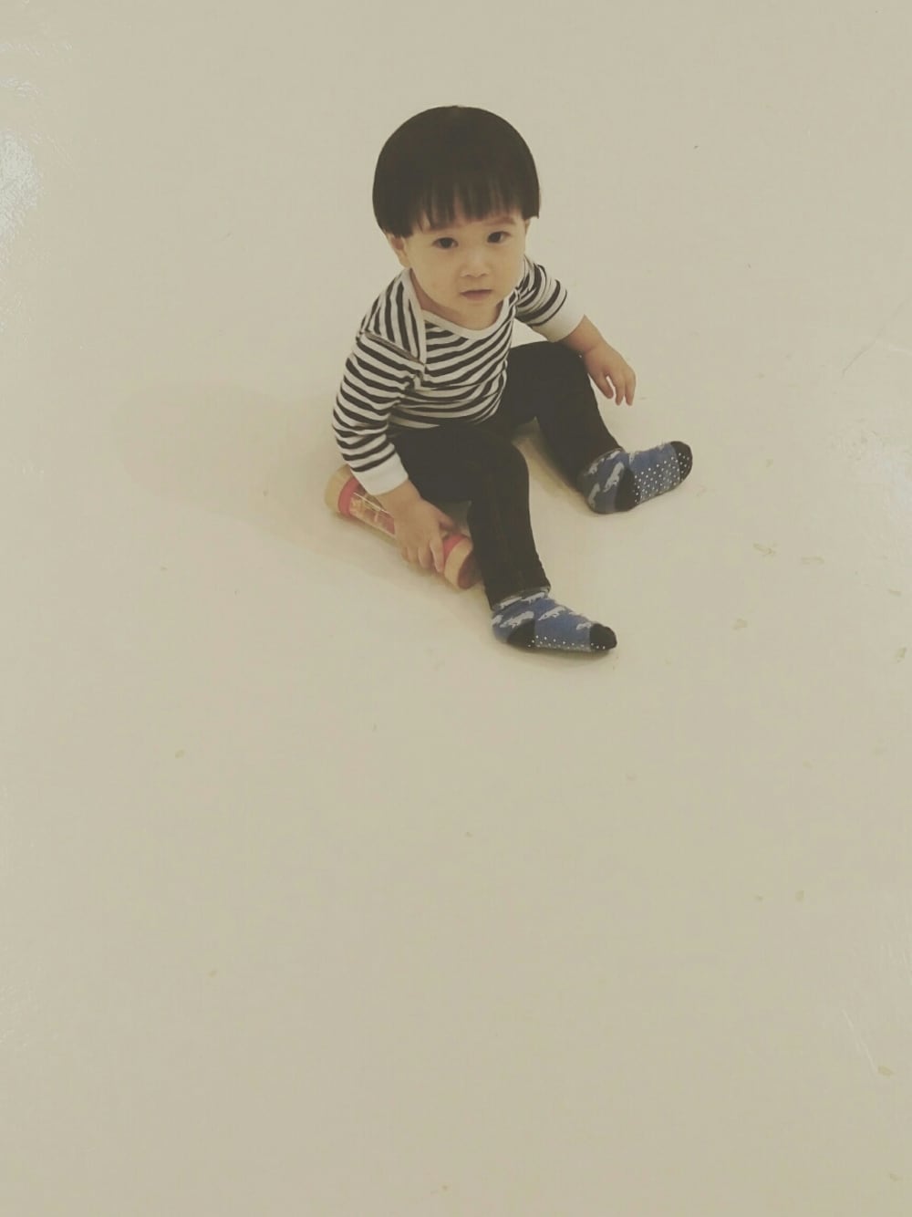 「kids、冬コーデ、キッズファッション、ボーダー、boy、1才、black and white」｜「UNIQLOのアイテム（ロンパース、ホワイト系）」を使った、Mathilda Linさん（キッズ・80cm）の冬コーディネートの1枚目の写真