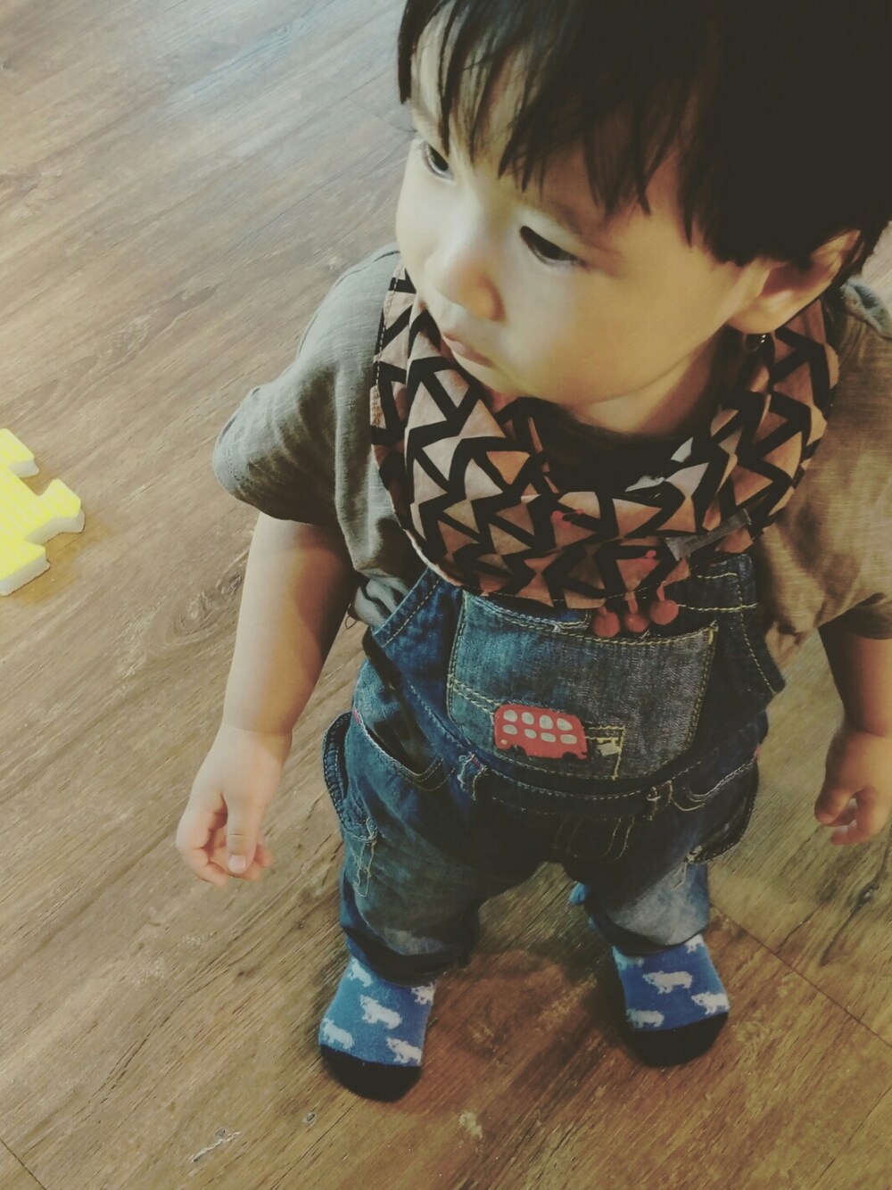 「キッズファッション、カジュアル、おとこのこ、休日スタイル、denim、scarf、茶色」｜「BBASHARKのアイテム（Tシャツ/カットソー、ブラウン系）」を使った、Mathilda Linさん（キッズ・80cm）の冬コーディネートの1枚目の写真