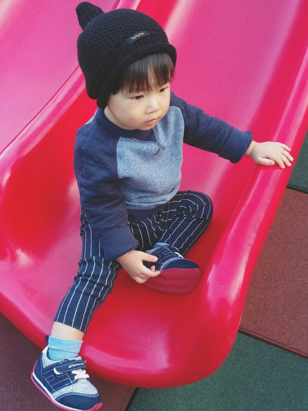 「カジュアルコーデ、kidsfashion、冬、帽子好き！、sporty、男の子、男の子コーデ」｜「UNIQLOのアイテム（パンツ、ブルー系）」を使った、Mathilda Linさん（キッズ・80cm）の冬コーディネートの1枚目の写真