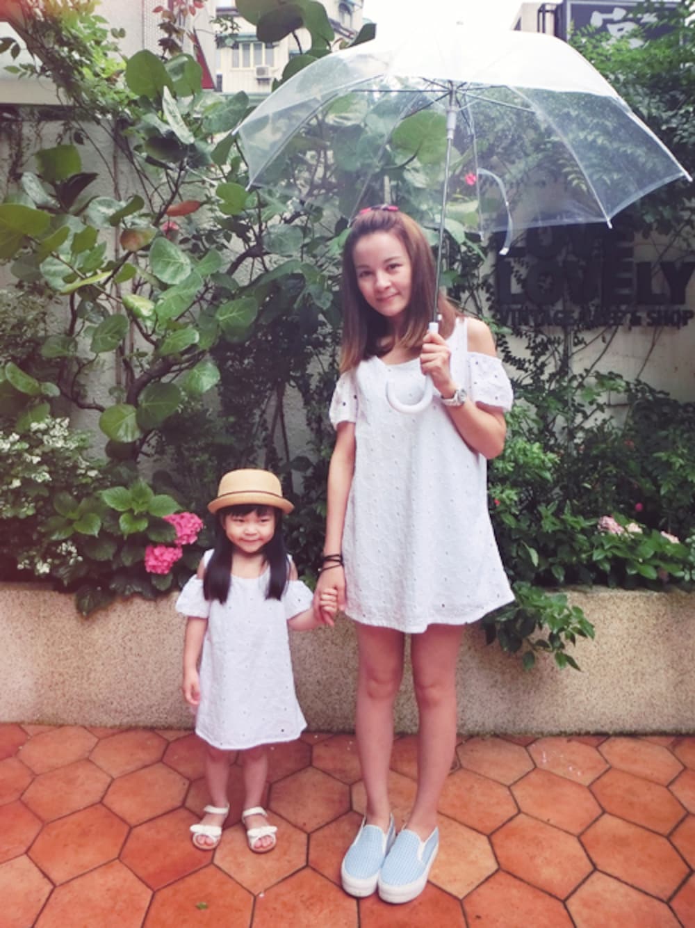 「kids、dress、woman、KID、lovfee」｜「LOVFEEのLa petite 小女孩浪漫緹花露肩洋裝（ワンピース、ホワイト系）」を使った、LOVFEEさん（キッズ・92cm）の春コーディネートの1枚目の写真