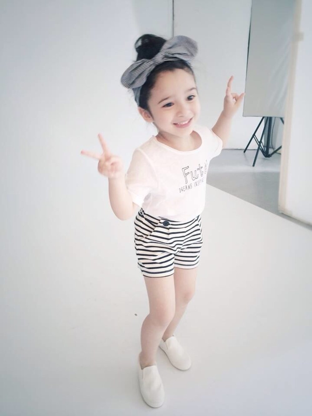 「kids、14ss新作、lovfee」｜「LOVFEEのLa petite 海軍風雙釦橫紋打褶短褲（パンツ、ブルー系）」を使った、LOVFEEさん（キッズ・90cm）の夏コーディネートの1枚目の写真