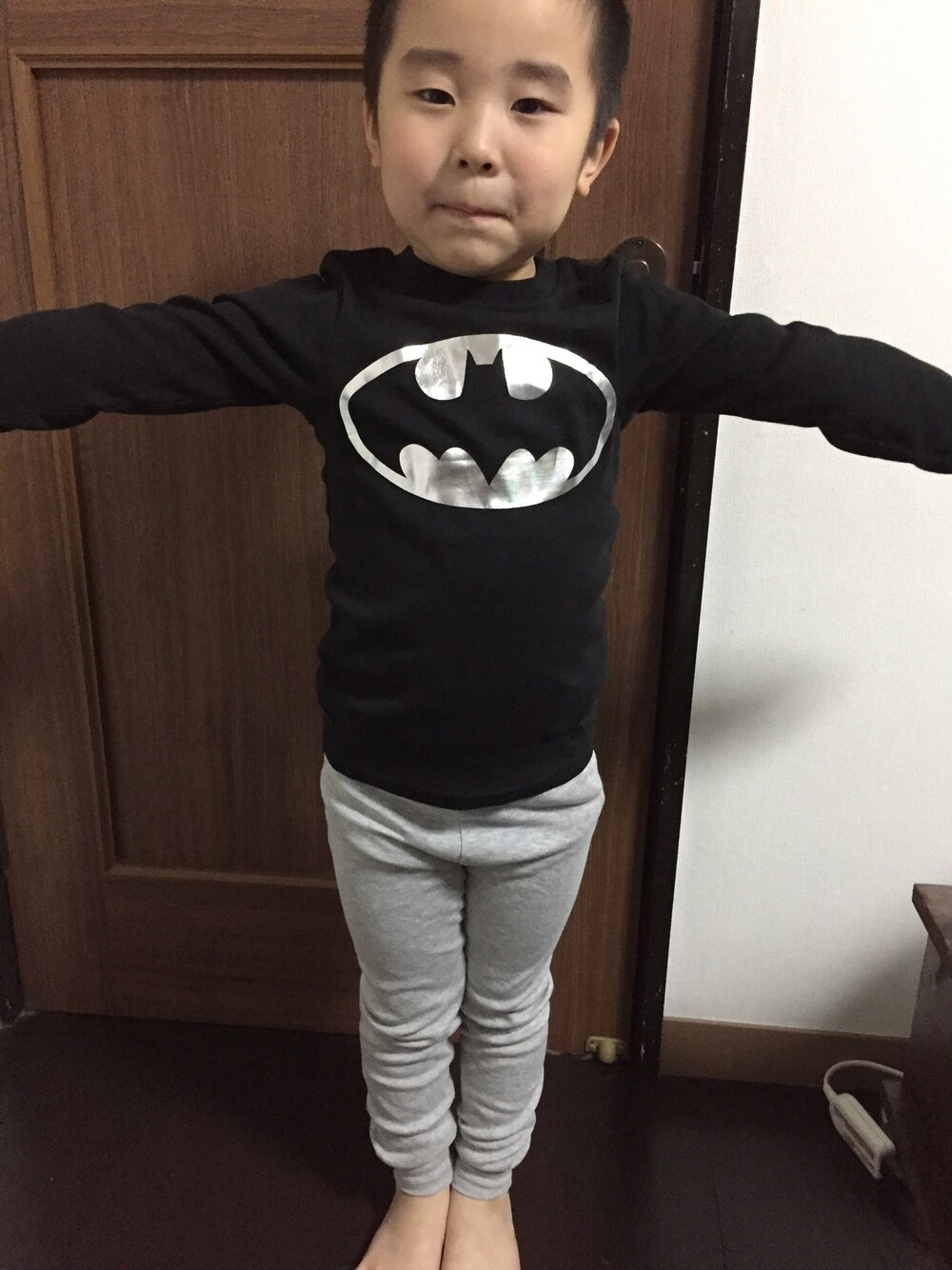 「キッズコーデ、ルームウェア、バットマン」｜「H&Mのアイテム（ルームウェア/パジャマ、ブラック系）」を使った、kou&momさん（キッズ・110cm）の秋コーディネートの1枚目の写真