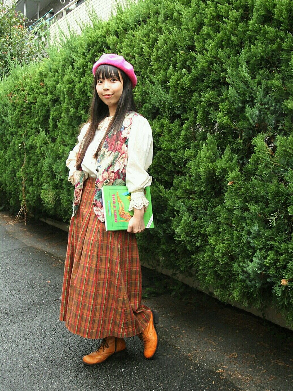 ホワイト系のトップス、レッド系のトップス、ホワイト系のトップスを着用したレディースの夏コーディネートの1枚目の写真