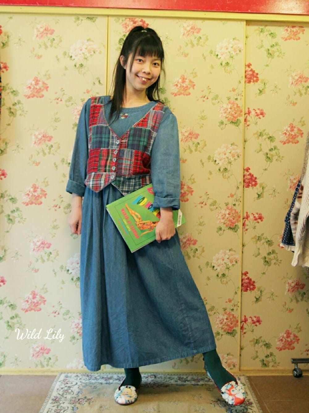 「ペタンコ靴、ふしぎの国のアリス、古着、デニムワンピース、フラットシューズ、Irregular Choice、Wild Lily、ネコシューズ、ゆるコーデ、カントリー」｜「DisneyのWild Lily(代官山・楽天)で販売中（シューズ、その他）」を使った、Chie＊さん（レディース・159cm）の春コーディネートの1枚目の写真