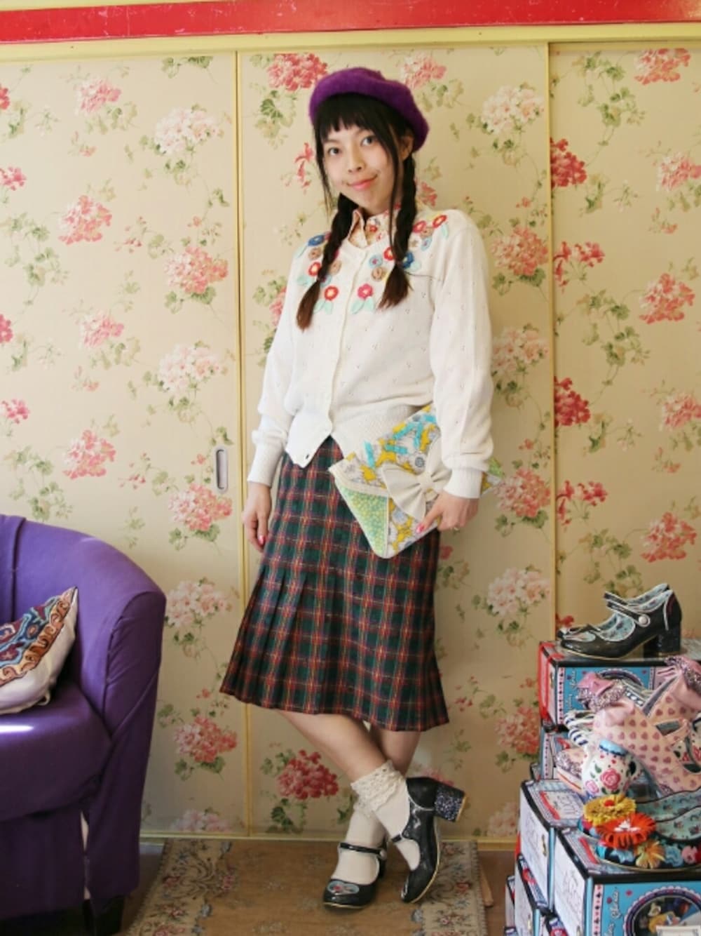 その他のシューズ、ホワイト系のカーディガン/ボレロ、グリーン系のスカートを着用したレディースの秋コーディネートの1枚目の写真