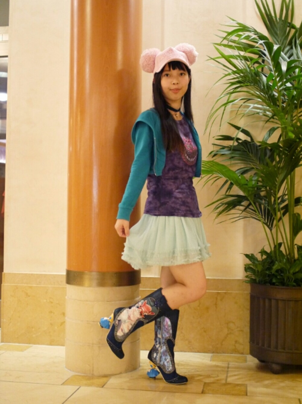 「ディズニーコーデ、ふしぎの国のアリス、Irregular Choice、イレギュラーチョイス、チョーカー、古着、ポンポンキャップ、チュールスカート、カラフルコーデ、キャラディネート」｜「no brandのアイテム（パーカー、ブルー系）」を使った、Chie＊さん（レディース・159cm）の秋コーディネートの1枚目の写真