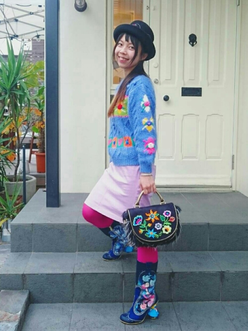 「キッズサイズ、古着MIX、古着ニット、カラフルコーデ、ボーラーハット、カラータイツ、ファーバッグ、Irregular Choice、イレギュラーチョイス、ふしぎの国のアリス」｜「Wild Lilyのアイテム（スカート、パープル系）」を使った、Chie＊さん（レディース・159cm）の秋コーディネートの1枚目の写真