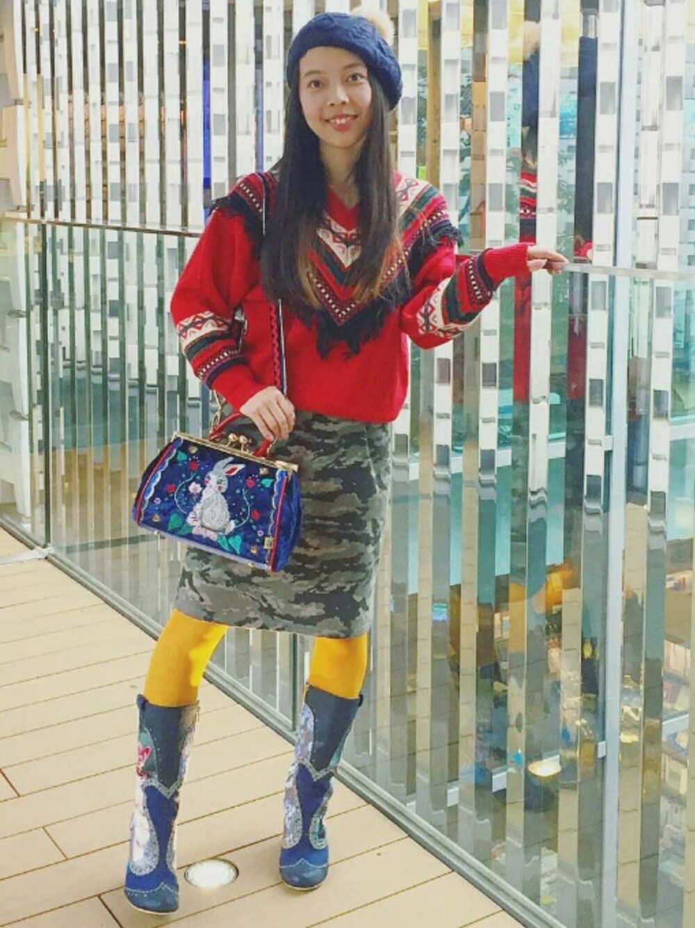 ブルー系のハンドバッグ、ブルー系のブーティ、ブルー系のパンプスを着用したレディースの秋コーディネートの1枚目の写真