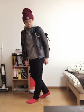 「部屋撮り」｜「アイテム（ニットキャップ/ビーニー）」を使った、アキさん（メンズ・172cm）の冬コーディネート