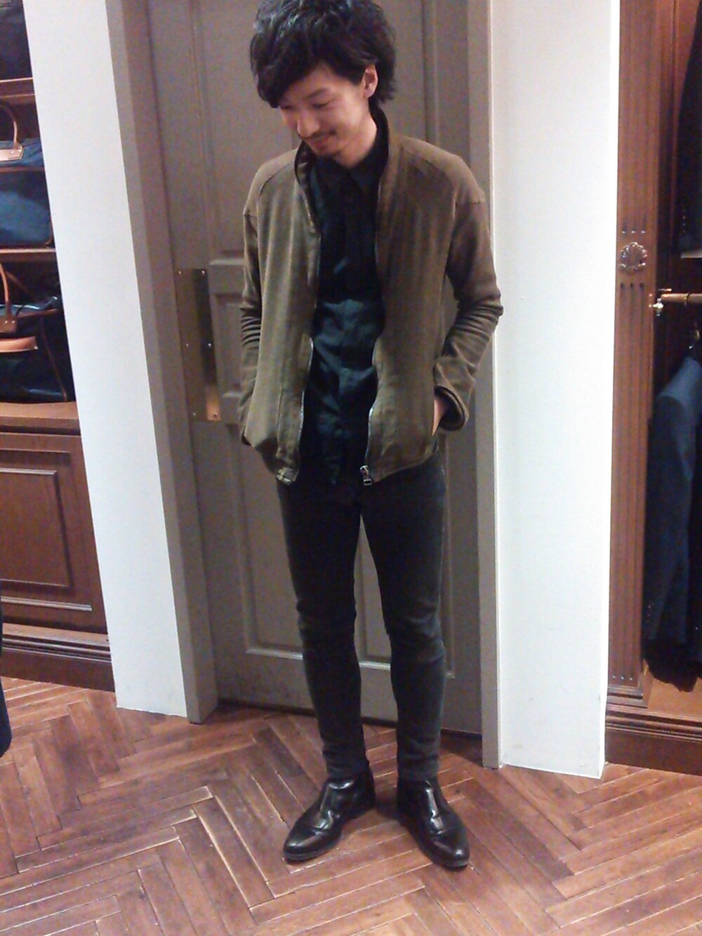 ブラウン系のブルゾン、ブラック系のシャツ/ブラウス、ブラック系のデニムパンツを着用したメンズの冬コーディネートの1枚目の写真