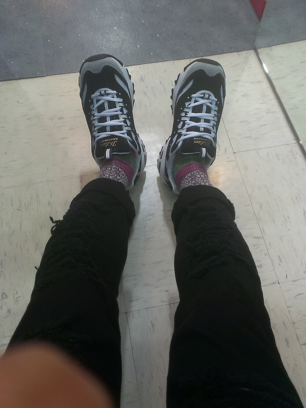 「SKECHERSのアイテム（スニーカー、ブラック系）」を使った、Davidkitfaiさん（メンズ・175cm）の秋コーディネートの1枚目の写真
