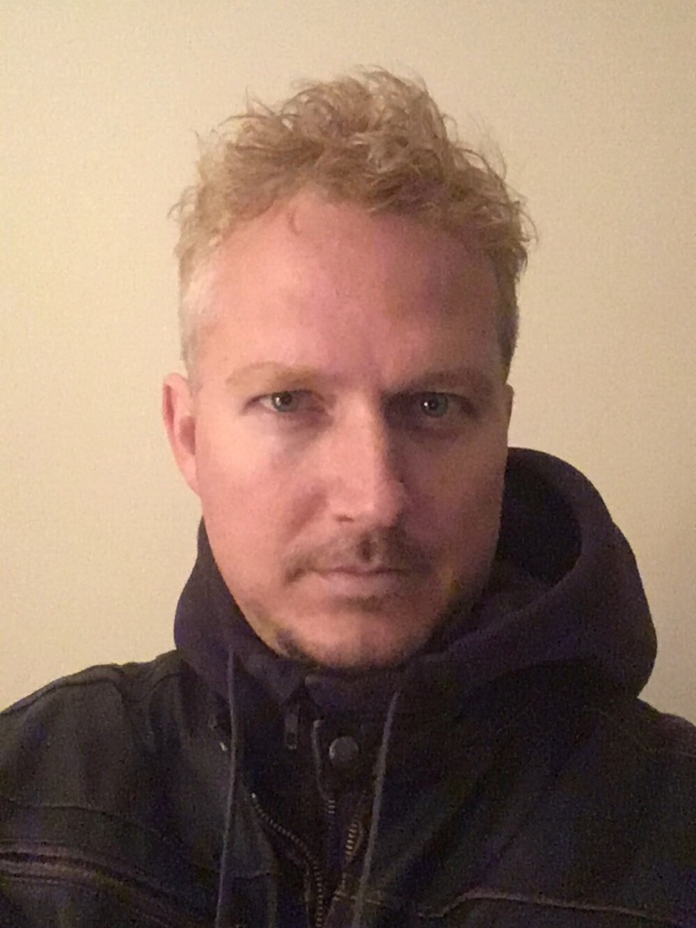 「leather jacket、leather、COTTON、dragon liner、black、purple」｜「Lululemon Athleticaのアイテム（パーカー、パープル系）」を使った、Jason Michaelさん（メンズ・185cm）の春コーディネートの1枚目の写真