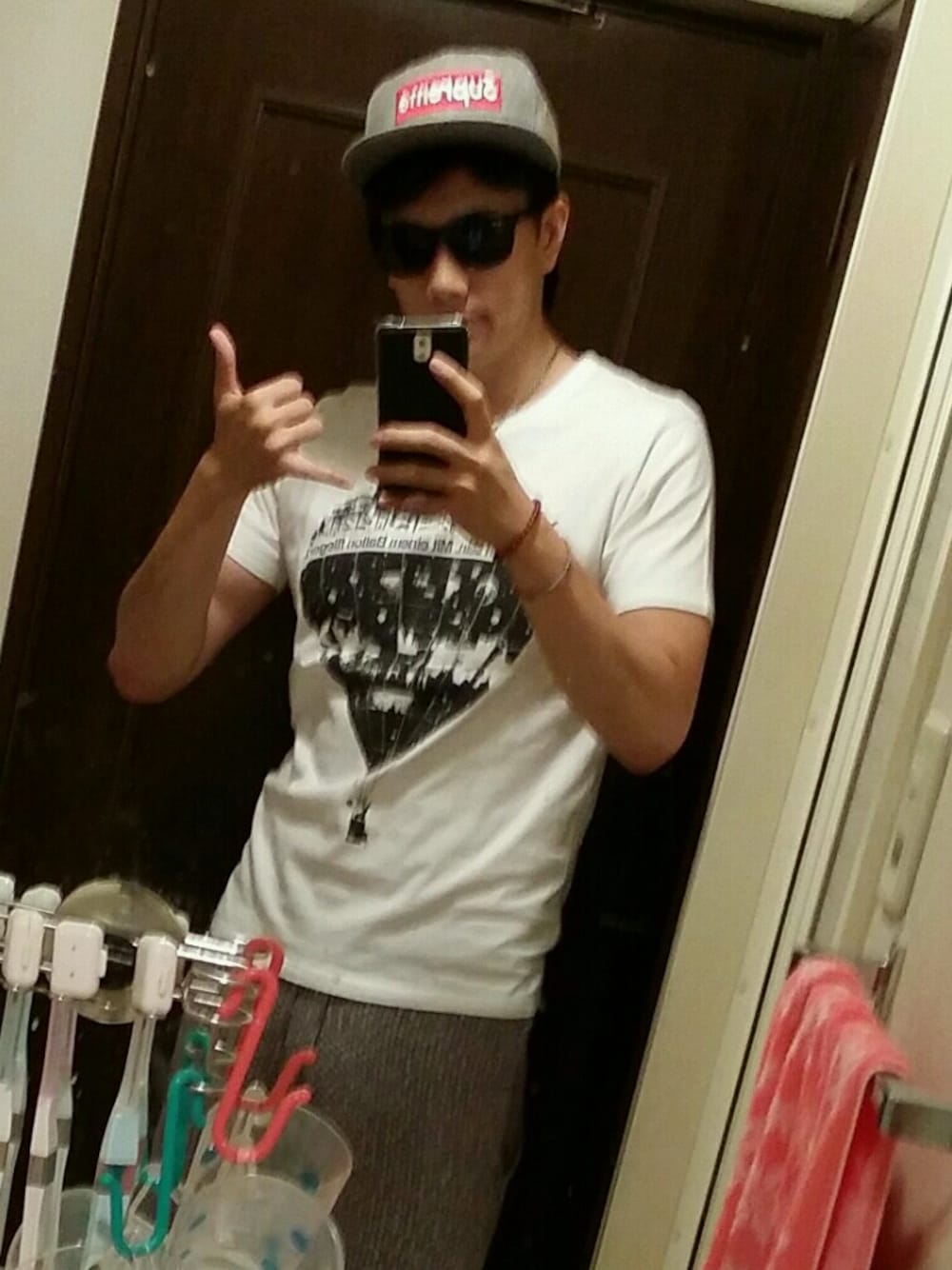 ブラック系のファッション雑貨を着用したメンズの夏コーディネートの1枚目の写真