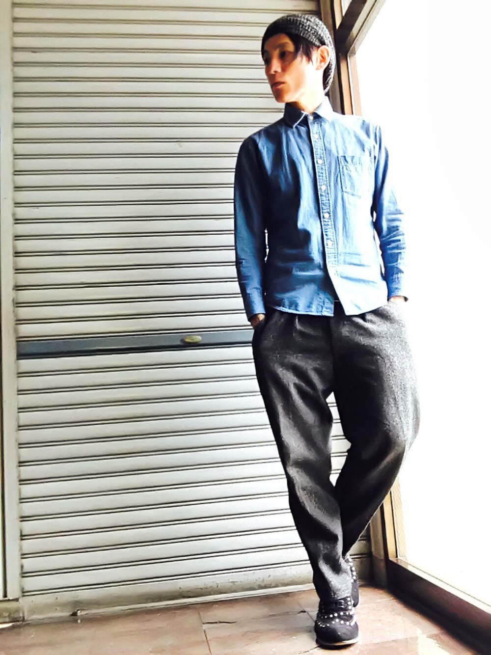 「デニムシャツ、ニットキャップ、イージーパンツ、coen、FREAK’Ｓ STORE、URBAN RESEARCH DOORS MENS、WEARBOOKエントリー、震災から四年」｜「coenのcoen ﾚﾃﾞｨｽﾆｯﾄｷｬｯﾌﾟ（ニットキャップ/ビーニー、グレー系）」を使った、TETUさん（メンズ・174cm）の春コーディネートの1枚目の写真