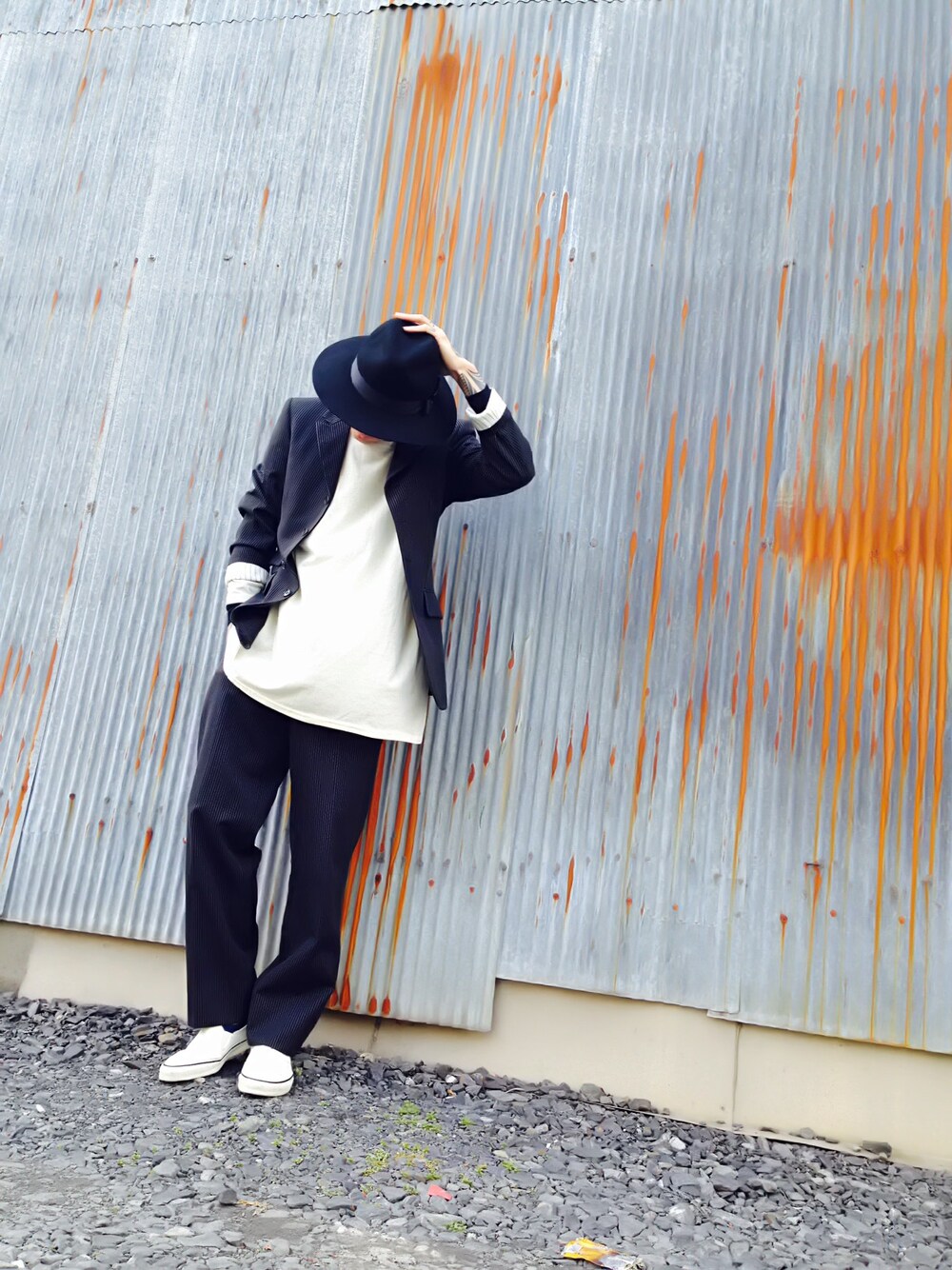 「スニーカー、セットアップ、ハット、スリッポン、MORGAN HOMME、inpaichthys kerri、ツバ広ハット、丸サングラス、WEARBOOKエントリー」｜「MORGAN HOMMEのmorgan homme ｾｯﾄｱｯﾌﾟ（セットアップ、ブラック系）」を使った、TETUさん（メンズ・174cm）の春コーディネートの1枚目の写真