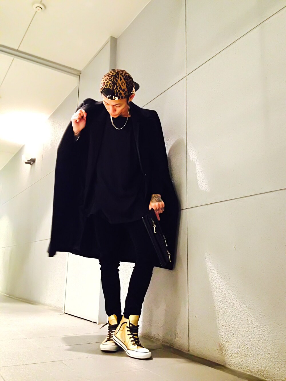 「ビッグシルエット、レオパード、スキニーパンツ、クラッチバッグ、キャップ、converse、ゴールドアクセ、CONVERS、HATER SNAPBACK、WEARBOOKエントリー」｜「TOPSHOPのTOPSHOP ｸﾗｯﾁﾊﾞｯｸ（クラッチバッグ、ブラック系）」を使った、TETUさん（メンズ・174cm）の春コーディネートの1枚目の写真