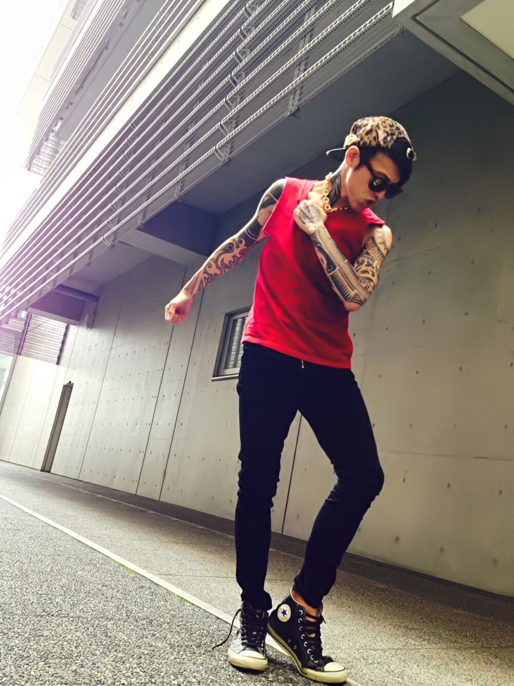 「レオパード、スキニーパンツ、converse、ray ban、tattoo、CONVERS、１２２８石原スペシャル、ルージュ祭❤️、てっぱんポーズ、てっぱんポーズフェスVol.01」｜「FOREVER 21のFOREVER 21 ﾚﾃﾞｨｽｽｷﾆｰﾊﾟﾝﾂ（その他パンツ、ブラック系）」を使った、TETUさん（メンズ・174cm）の春コーディネートの1枚目の写真