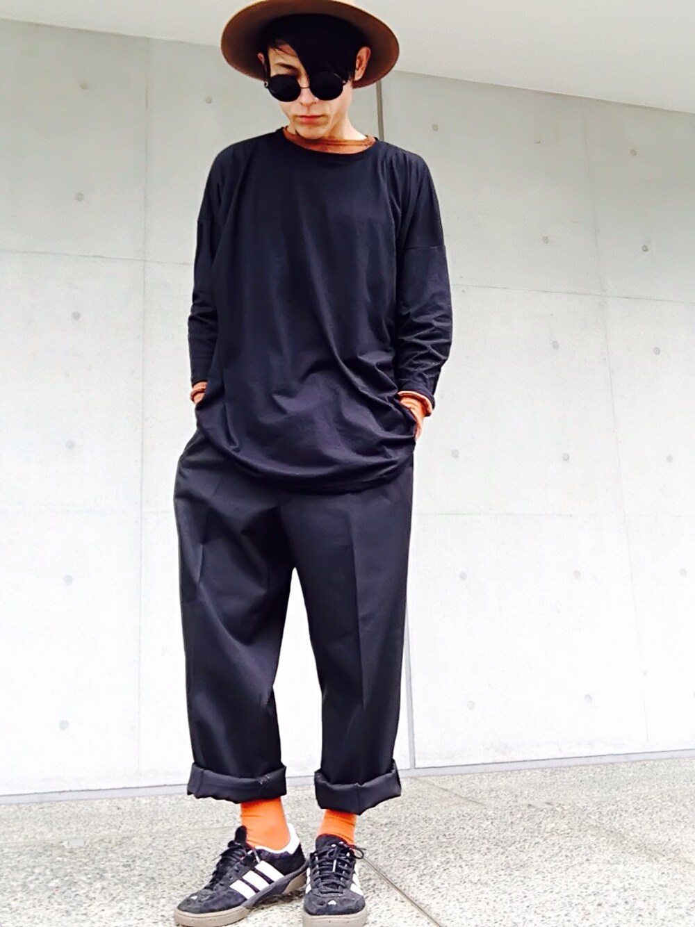 「UNIQLO、adidas、ハット、ワイドパンツ、ゆったりコーデ、丸サングラス、WEARBOOKエントリー、てっぱんポーズ、てっぱんポーズフェスVol.01」｜「Inpaichthys kerriのInpaichthys kerri　ｶｯﾄｿｰ（Tシャツ/カットソー、ブラック系）」を使った、TETUさん（メンズ・174cm）の春コーディネートの1枚目の写真