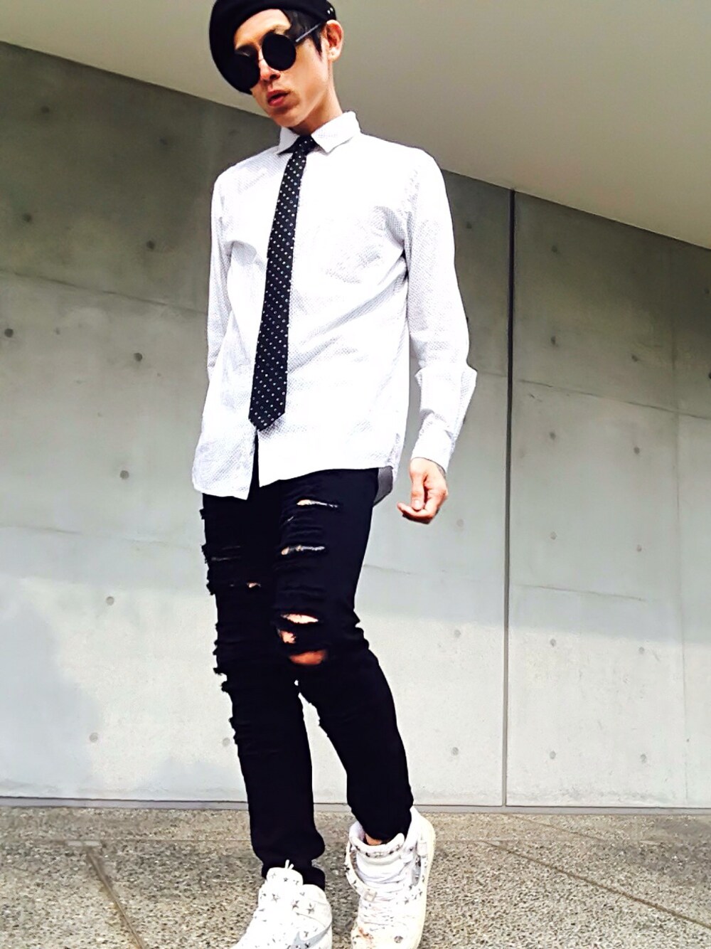 「NIKE、スタッズ、ベレー帽、UNIQLO、ドット柄、ドットシャツ、丸サングラス、黒スキニー、今日のｵﾔﾂ♪(o-∀-o)ゥﾌ　、ふぇすおの夏祭り。」｜「SOMETHINGのSOMETHING ﾚﾃﾞｨｽｽｷﾆｰﾊﾟﾝﾂ（その他パンツ、ブラック系）」を使った、TETUさん（メンズ・174cm）の春コーディネートの1枚目の写真