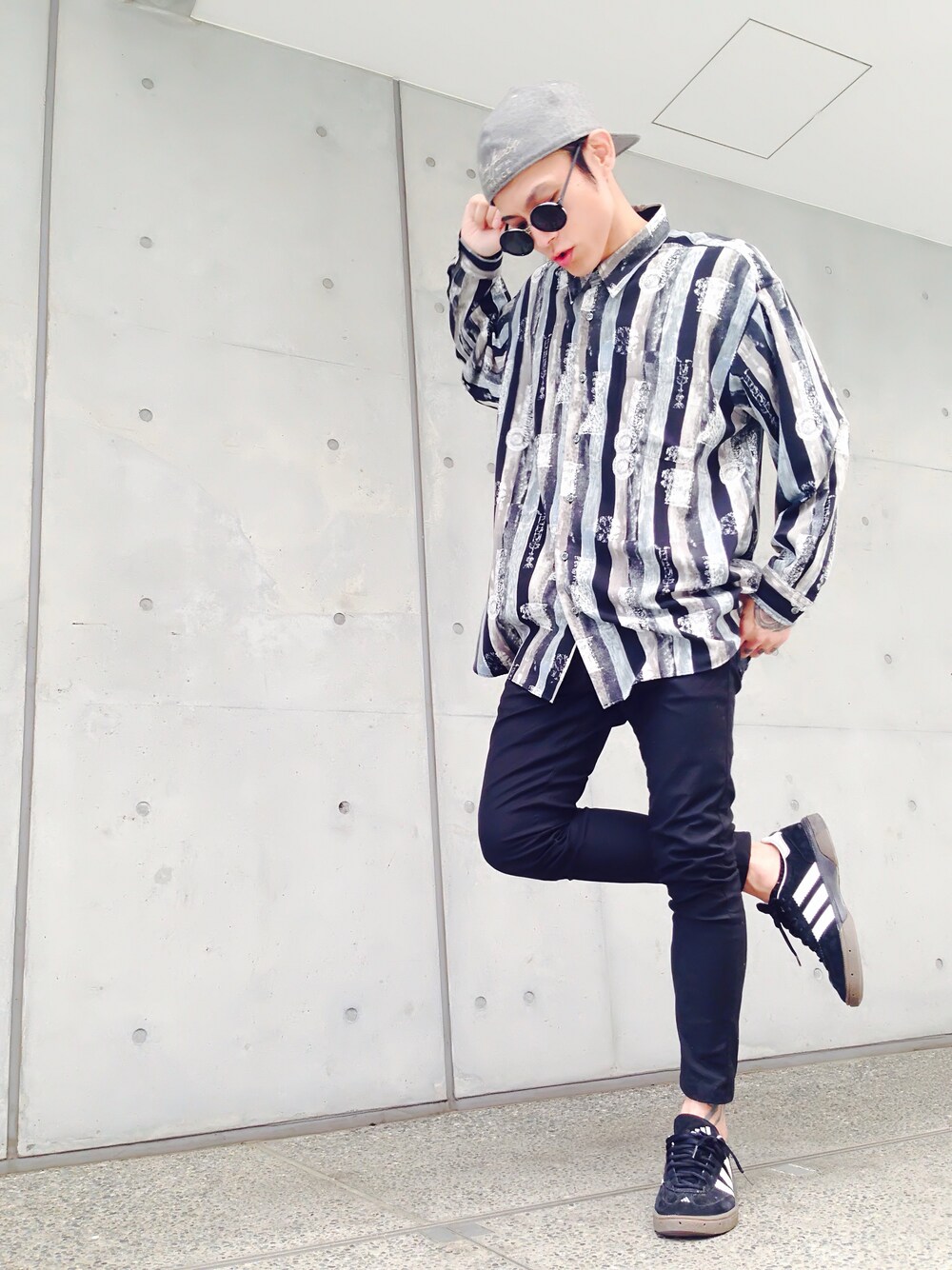 「柄シャツ、UNIQLO、adidas、MARC BY MARC JACOBS、NEW ERA、丸サングラス、黒スキニー、WEARBOOKエントリー、てっぱんポーズ、てっぱんポーズフェスVol.01」｜「てっぱんﾎﾟｰｽﾞﾌｪｽVol.01（その他、オレンジ系）」を使った、TETUさん（メンズ・174cm）の春コーディネートの1枚目の写真