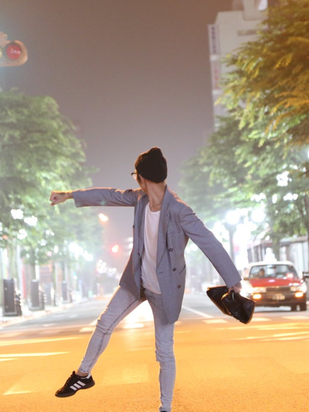 「スキニーパンツ、テーラードジャケット、ニット帽、adidas、ビーニー、ケミカルウォッシュ、OZOC、黒スニーカー、WEARBOOKエントリー、おじメガネ」｜「adidasのadidas　HANDBALL SPEZIAL（スニーカー、ブラック系）」を使った、TETUさん（メンズ・174cm）の夏コーディネートの1枚目の写真