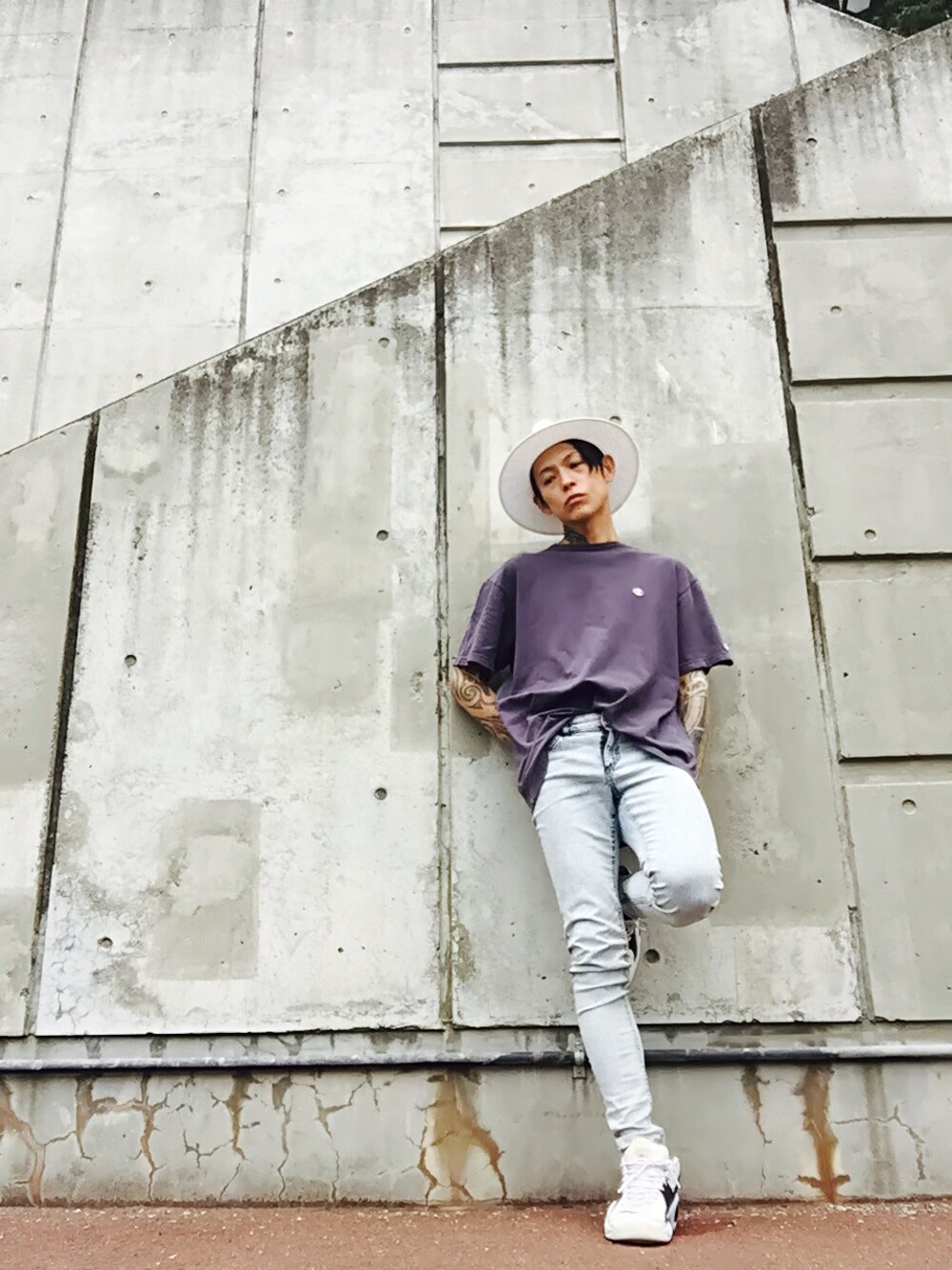 「NIKE、スキニーパンツ、H&M、ハット、Champion、ケミカルウォッシュ、ハイテクスニーカー、白ハット、wearista」｜「ChampionのChampion Tｼｬﾂ（Tシャツ/カットソー、ブルー系）」を使った、TETUさん（メンズ・174cm）の夏コーディネートの1枚目の写真