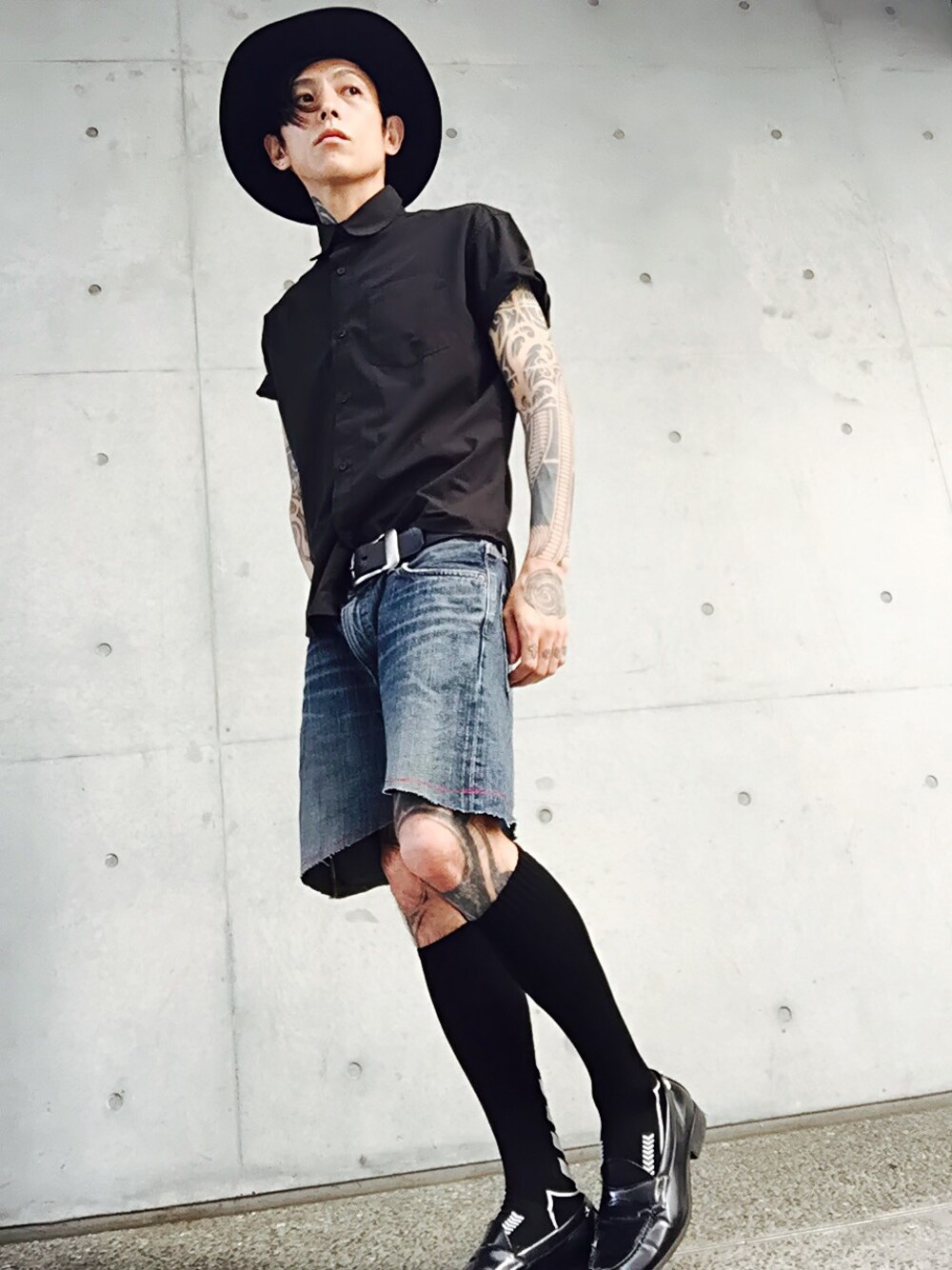 「ハット、moussy、ハーフパンツ、ハイソックス、シャツイン、tattoo、黒ソックス、UNITED ARROWS & SONS、今日のｵﾔﾂ♪(o-∀-o)ゥﾌ　」｜「UNITED ARROWS & SONSのUNITED ARROWS　ｼｬﾂ（シャツ/ブラウス、ブラック系）」を使った、TETUさん（メンズ・174cm）の夏コーディネートの1枚目の写真