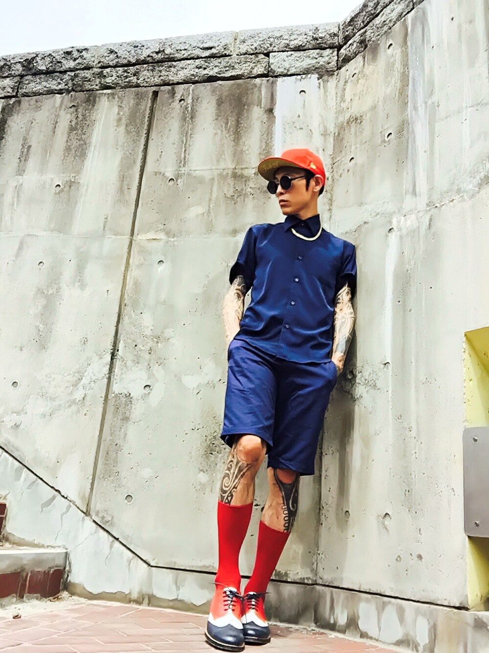 「HARE、NEW ERA、トリコロール、ハーフパンツ、STUDIOUS、赤い靴下、ゴールドアクセ、tattoo、丸サングラス、今日のｵﾔﾂ♪(o-∀-o)ゥﾌ　」｜「NEW ERAのNEW ERA　ｷｬｯﾌﾟ　TOKYO刺繍（キャップ、レッド系）」を使った、TETUさん（メンズ・174cm）の夏コーディネートの1枚目の写真