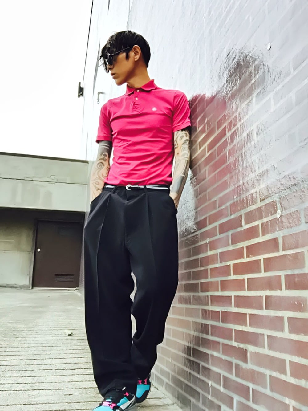 「ANREALAGE、スニーカーコーデ、ワイドパンツ、シャツイン、PUMA、ポロシャツ、Dior HOMME、tattoo、丸サングラス、今日のｵﾔﾂ♪(o-∀-o)ゥﾌ　」｜「Dior hommeのDIOR HOMME　ﾎﾟﾛｼｬﾂ（ポロシャツ、ピンク系）」を使った、TETUさん（メンズ・174cm）の夏コーディネートの1枚目の写真