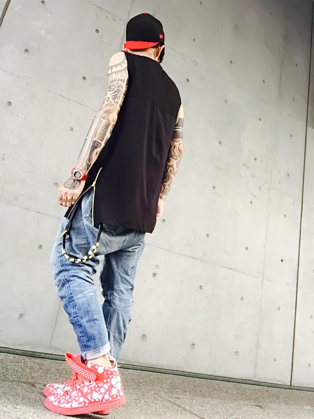 「キャップ、NEW ERA、Danke schon、Admiral、Levi's、サルエルデニム、ノースリーブ、L.H.P、赤スニーカー、今日のｵﾔﾂ♪(o-∀-o)ゥﾌ　」｜「NEW ERAのNEW ERA　ｱﾝﾊﾟｲｱｷｬｯﾌﾟ（キャップ、ブラック系）」を使った、TETUさん（メンズ・174cm）の夏コーディネートの1枚目の写真