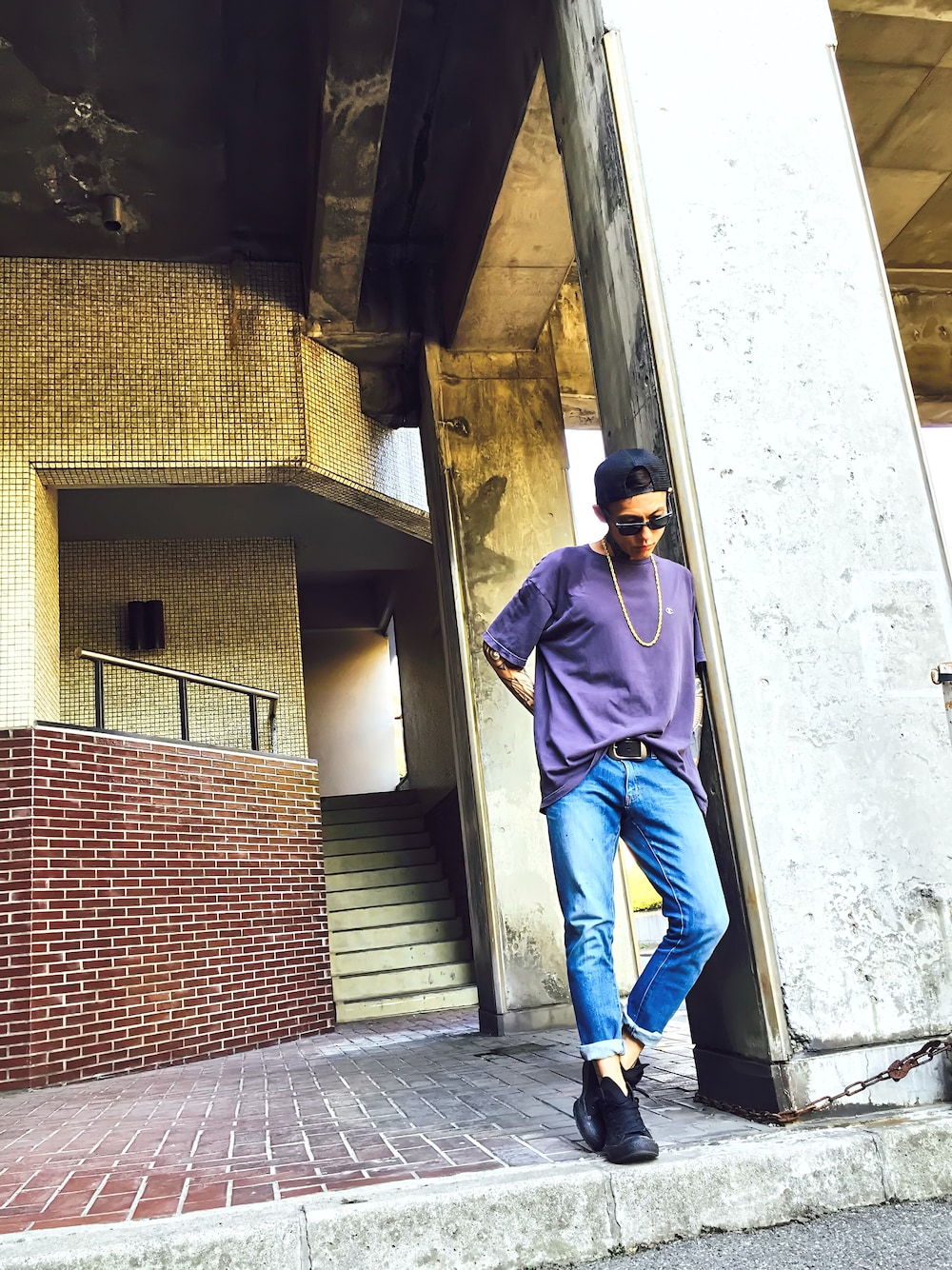 「キャップ、UNIQLO、converse、NEW ERA、Champion、スキニーデニム、ray ban、ゴールドアクセ、黒スニーカー、今日のｵﾔﾂ♪(o-∀-o)ゥﾌ　」｜「ChampionのChampion Tｼｬﾂ（Tシャツ/カットソー、ブルー系）」を使った、TETUさん（メンズ・174cm）の夏コーディネートの1枚目の写真