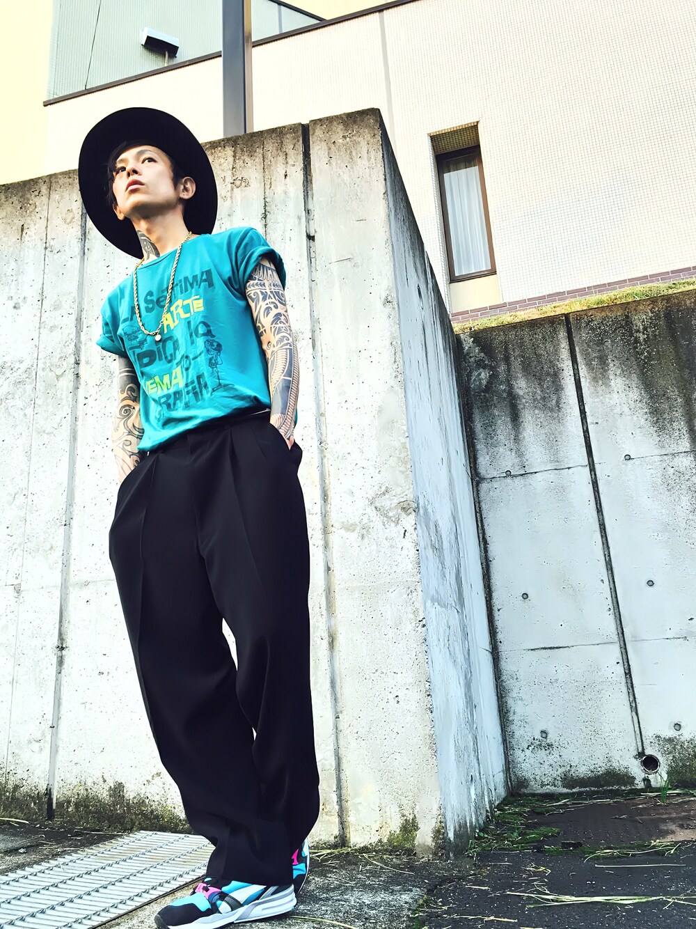 「スニーカー、ロゴT、ハット、graniph、ワイドパンツ、シャツイン、PUMA、ゴールドアクセ、今日のｵﾔﾂ♪(o-∀-o)ゥﾌ　」｜「ANREALAGEのanrealage ﾜｲﾄﾞﾊﾟﾝﾂ（その他パンツ、ブラック系）」を使った、TETUさん（メンズ・174cm）の夏コーディネートの1枚目の写真