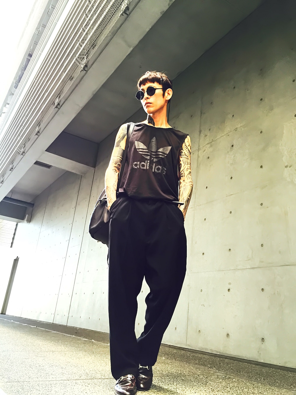 「リュック、adidas、PRADA、ANREALAGE、ワイドパンツ、シャツイン、タンクトップ、ノースリーブ、meJane、OBONJIRI MOVIE FES」｜「adidasのadidas 【Rita Ora】 ﾚﾃﾞｨｽﾀﾝｸﾄｯﾌﾟ（タンクトップ、ブラック系）」を使った、TETUさん（メンズ・174cm）の夏コーディネートの1枚目の写真