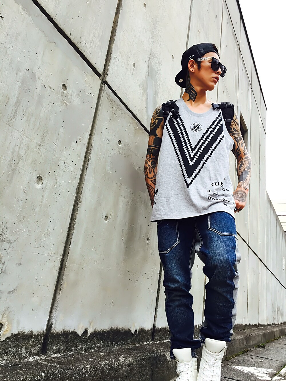 「バックパック、adidas、NEW ERA、MEMENTISM、タンクトップ、ハイカットスニーカー、603、MIDWEST、Double name、CRAP」｜「adidasのadidas 【VBRANDTANK】ﾀﾝｸﾄｯﾌﾟ（タンクトップ、グレー系）」を使った、TETUさん（メンズ・174cm）の夏コーディネートの1枚目の写真
