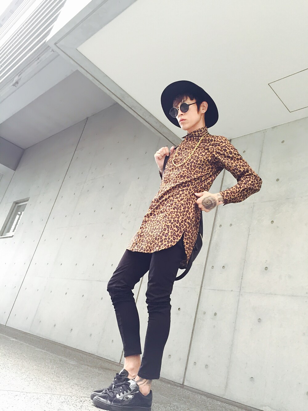 「レオパード、PUMA、603、MIDWEST、Double name、ツバ広ハット、丸サングラス、黒スキニー、黒スニーカー、DOUBLE STEAL」｜「603の603 ヒョウ柄ビックシャツ（シャツ/ブラウス）」を使った、TETUさん（メンズ・174cm）の夏コーディネートの1枚目の写真
