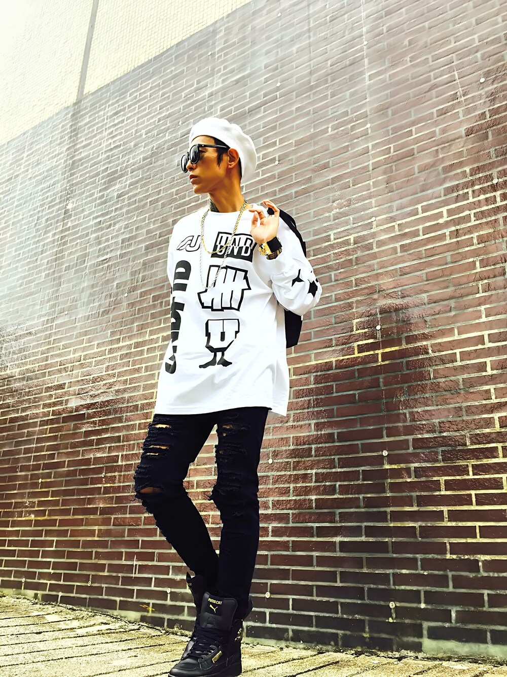 「トートバッグ、ベレー帽、undefeated、MEMENTISM、PUMA、nano・universe、黒スキニー、黒スニーカー、unrelaxing、DOUBLE STEAL」｜「UNDEFEATED のUNDEFEATED UND COLLAGE LS TEE（Tシャツ/カットソー、ホワイト系）」を使った、TETUさん（メンズ・174cm）の夏コーディネートの1枚目の写真