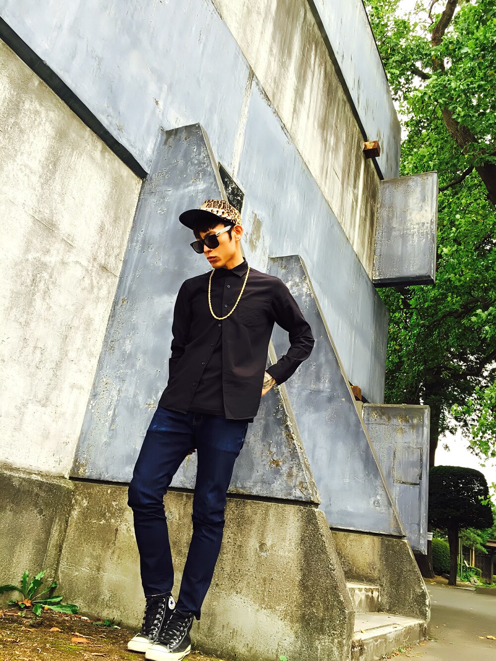 「レオパード、キャップ、UNIQLO、秋のコーデ、converse、サングラス、CRAP、ゴールドアクセ、DOUBLE STEAL、今日のｵﾔﾂ♪(o-∀-o)ゥﾌ　」｜「CRAP EYEWEARのBeach Party（サングラス、ブラック系）」を使った、TETUさん（メンズ・174cm）の夏コーディネートの1枚目の写真