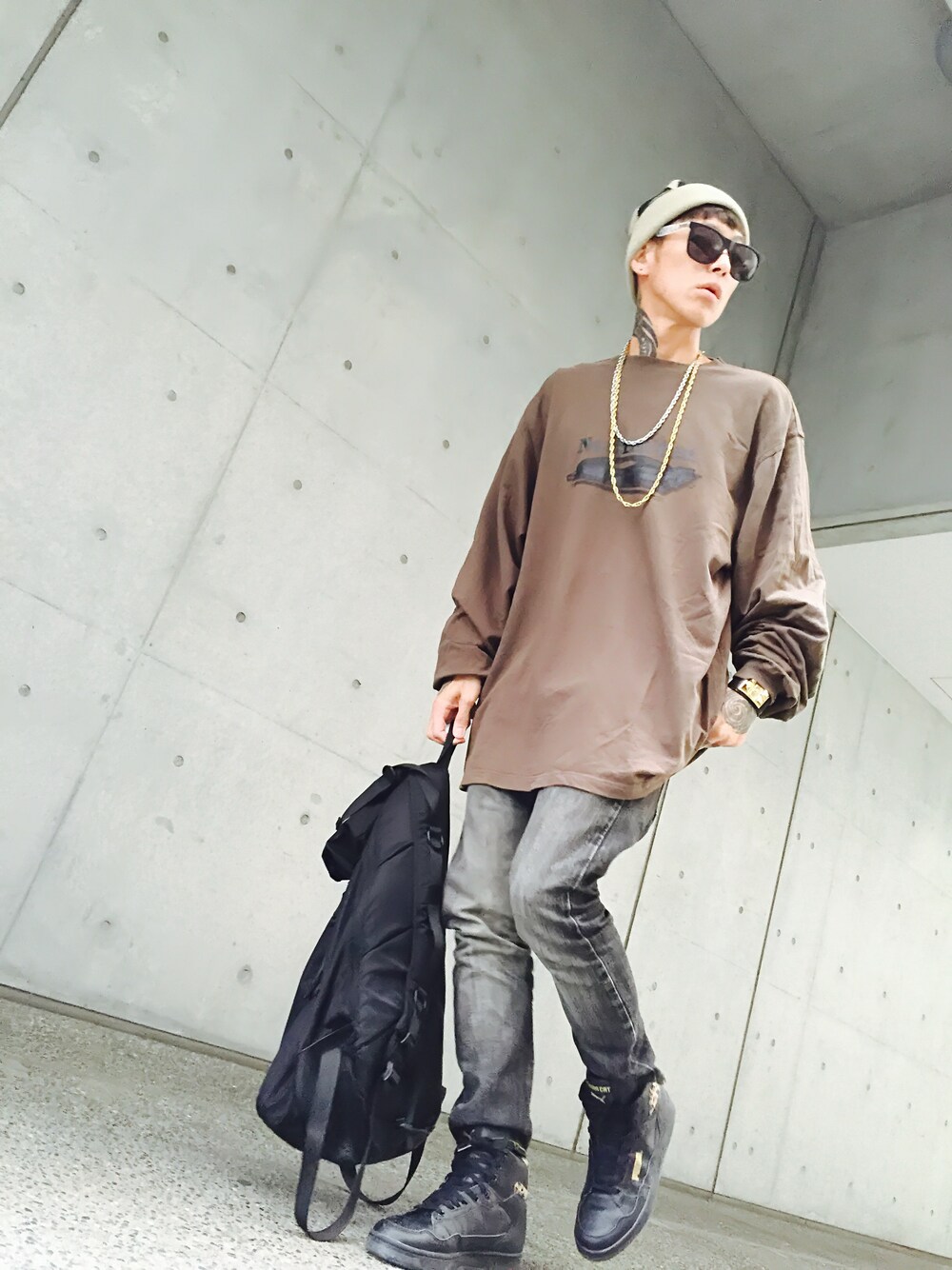 「バックパック、ニットキャップ、LHP、MEMENTISM、CRAP、ゴールドアクセ、atmos、黒スニーカー、unrelaxing、DOUBLE STEAL」｜「atmos/atmos girlsのatmos BIG LOGO BEANIE				（ニットキャップ/ビーニー、ベージュ系）」を使った、TETUさん（メンズ・174cm）の秋コーディネートの1枚目の写真