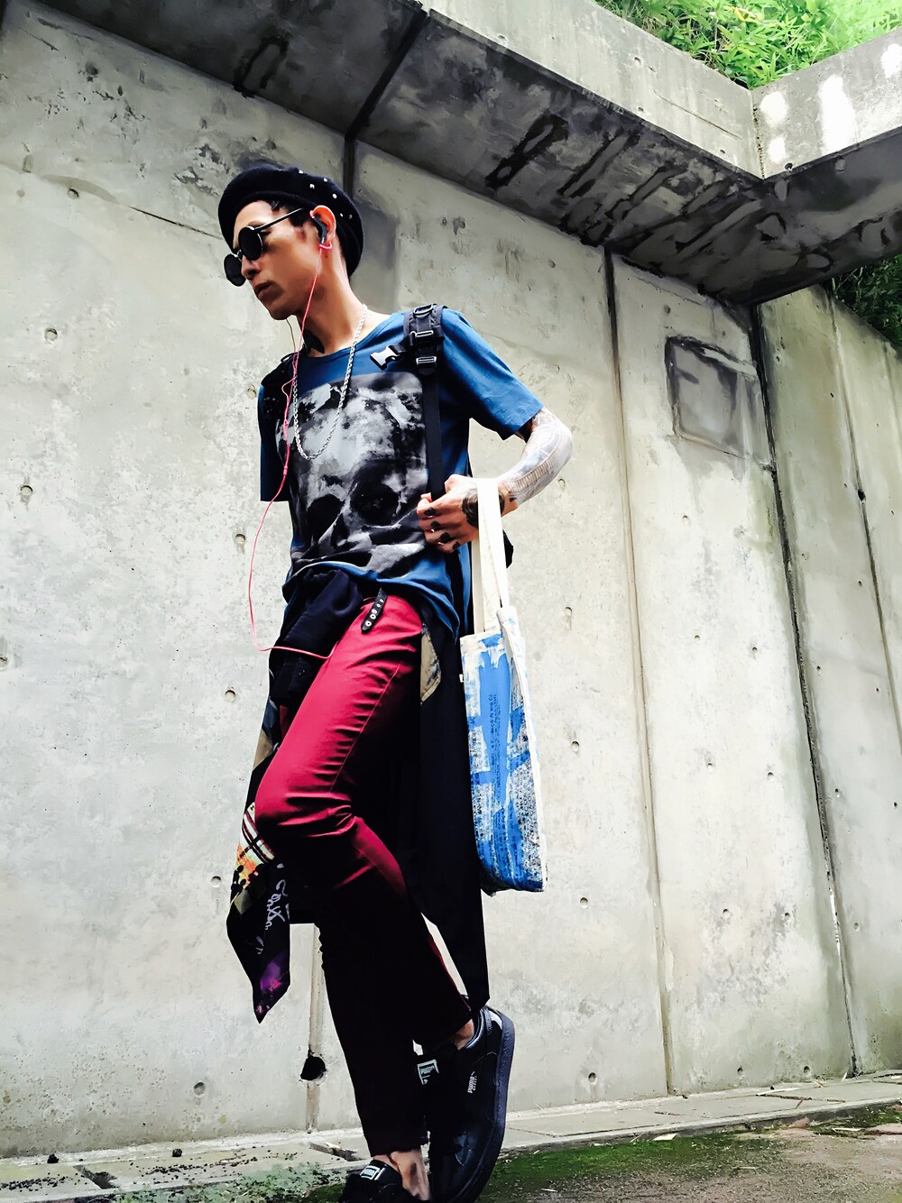 「WEGO、ベレー帽、LHP、MEMENTISM、PUMA、AMERICAN RAG CIE、腰巻きスタイル、Custom CulturE、unrelaxing、DOUBLE STEAL」｜「CUSTOM CULTUREの【Custom Culture】　TEE　「Skull」（Tシャツ/カットソー、ブルー系）」を使った、TETUさん（メンズ・174cm）の秋コーディネートの1枚目の写真