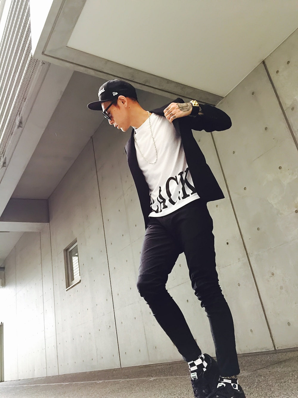 「テーラードジャケット、UNIQLO、LHP、ZARA、NEW ERA、PUMA、stance、unrelaxing、DOUBLE STEAL、WHITELAND BLACKBURN」｜「PUMAのプーマバスケット MATTE & SHINE (UNISEX)（スニーカー、ブラック系）」を使った、TETUさん（メンズ・174cm）の秋コーディネートの1枚目の写真