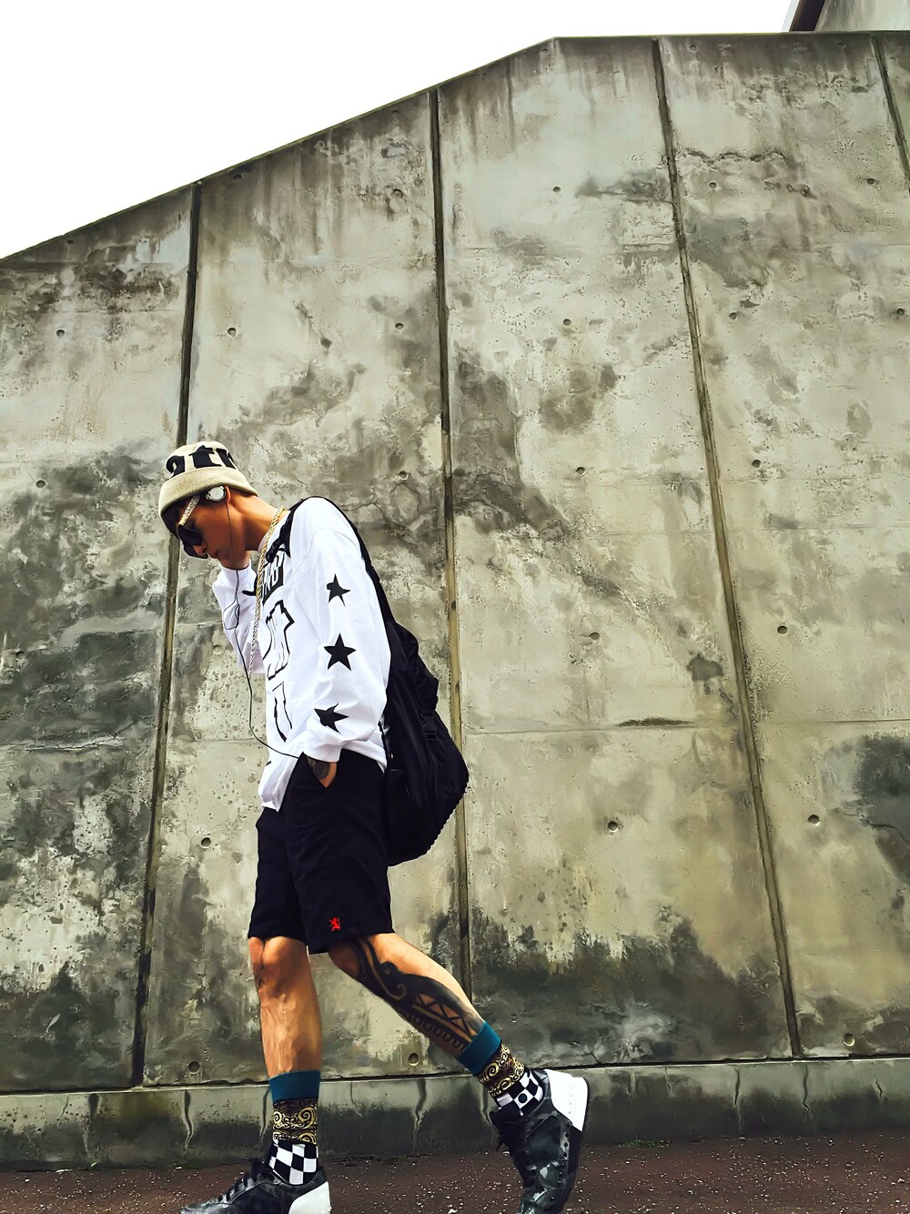 「ニットキャップ、undefeated、MEMENTISM、Onitsuka Tiger、CRAP、GIORDANO、atmos、DOUBLE STEAL、atmos/atmos girls(atmos/atmos girls)、onitsuka tiger×andrea pompilio」｜「atmos/atmos girlsのatmos BIG LOGO BEANIE				（ニットキャップ/ビーニー、ベージュ系）」を使った、TETUさん（メンズ・174cm）の秋コーディネートの1枚目の写真