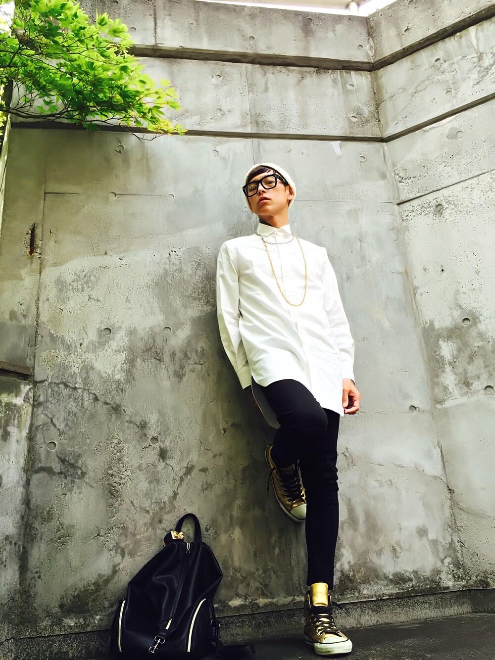 「白シャツ、ロングシャツ、603、MIDWEST、黒縁メガネ、ROTAR、Double name、ゴールドアクセ、黒スキニー、DOUBLE STEAL」｜「603の603 タイプライターロングシャツ（シャツ/ブラウス、ホワイト系）」を使った、TETUさん（メンズ・174cm）の秋コーディネートの1枚目の写真