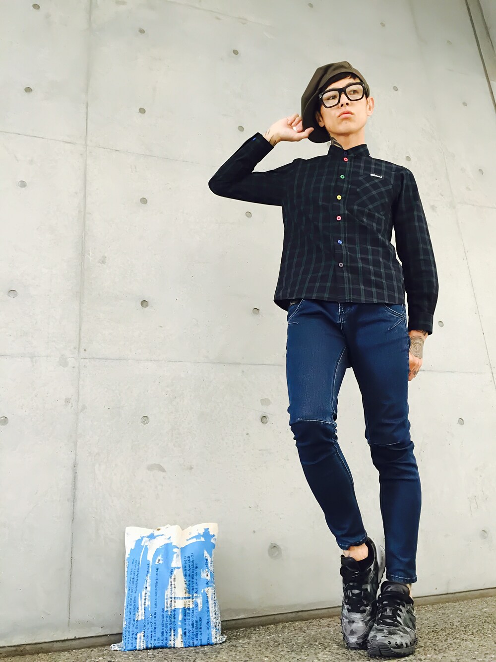 「トートバッグ、チェックシャツ、キャスケット、黒縁メガネ、Onitsuka Tiger、ROTAR、スキニーデニム、AMERICAN RAG CIE、Double name、atoms」｜「HLNAのBIGSIZE CASQUETTE（キャスケット、グリーン系）」を使った、TETUさん（メンズ・174cm）の秋コーディネートの1枚目の写真