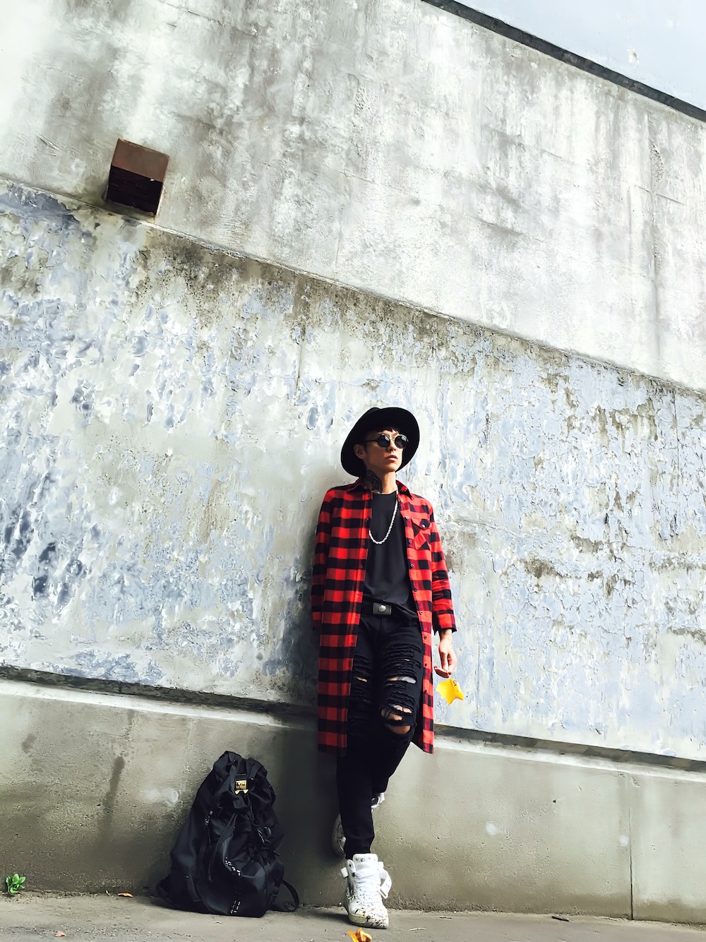 「NIKE、チェックシャツ、Diesel、ロングシャツ、シャツワンピ、ハイカットスニーカー、クラッシュデニム、VOLCOM、ツバ広ハット、丸サングラス」｜「E hyphen world galleryの*volcom ×Ehwgブロックチェックロングシャツ（シャツ/ブラウス、レッド系）」を使った、TETUさん（メンズ・174cm）の秋コーディネートの1枚目の写真