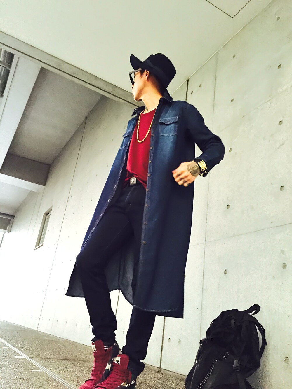 「GDC、バックパック、ボルドー、Diesel、デニムシャツ、ロングシャツ、ハイカットスニーカー、ツバ広ハット、ゴールドアクセ、今日のｵﾔﾂ♪(o-∀-o)ゥﾌ　」｜「and it_のデニムロングシャツワンピース（シャツワンピース、ブルー系）」を使った、TETUさん（メンズ・174cm）の秋コーディネートの1枚目の写真