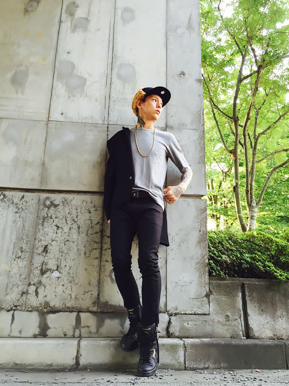 「テーラードジャケット、Diesel、NEW ERA、PUMA、ハイカットスニーカー、BLISS POINT、ファー帽子、黒スキニー、黒スニーカー、グレーTシャツ」｜「NEW ERAのONSPOTZ ORIGINAL NEWERA 59FIFTY CAP DUCK DOGEAR NEW YORK YANKEES BLACK（キャップ、ブラック系）」を使った、TETUさん（メンズ・174cm）の秋コーディネートの1枚目の写真